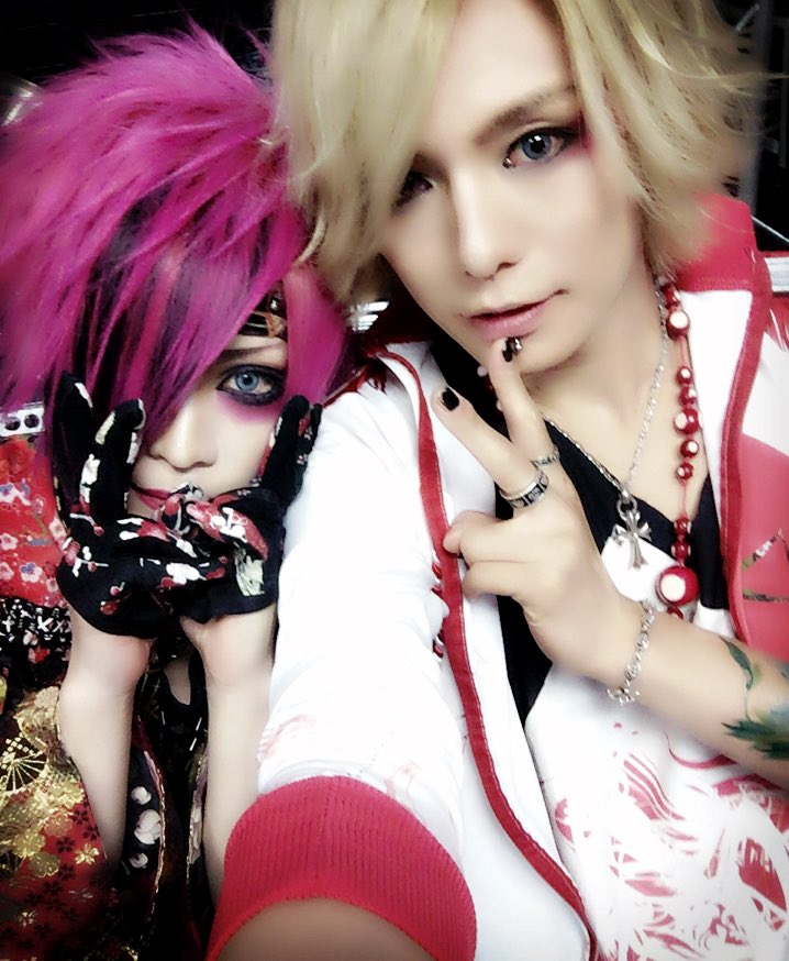 kouki_d_out's tweet photo. 今日はメイクの順番が早かったのでお待たせー！ボーカルショットのお時間！まずはジンのリク、出会ったのは最近だけど、また同じステージに立てるのを楽しみに。 https://t.co/ZQdsoz7yfQ