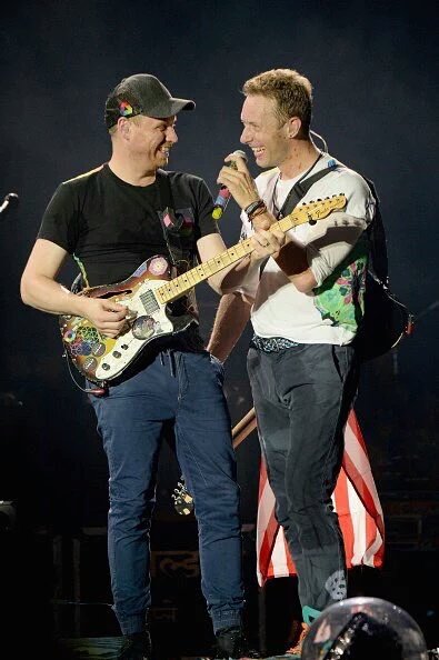 shivering__gold's tweet image. "hehehe I'm touching your butt"
"hehehehehe you are touching my butt omg"