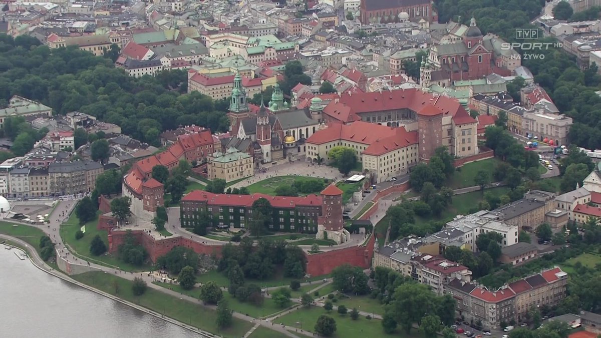 krakow_pl's tweet photo. Tak się prezentuje #Krakow w #transmisji z @Tour_de_Pologne! #Wawel, #Rynek, #MuzeumLotnictwa #TauronArena. 🚲✌️🚴☺️😃👏 https://t.co/sywUksWE9F