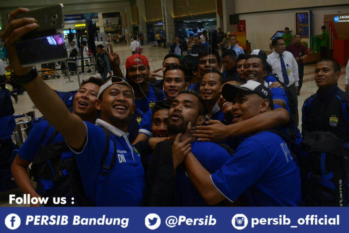 persib's tweet photo. Doanya dari semua. Moga diberi keselamatan dan kelancaran sampai kembali ke Bandung.. #PERSIB https://t.co/8uG1McxrOh