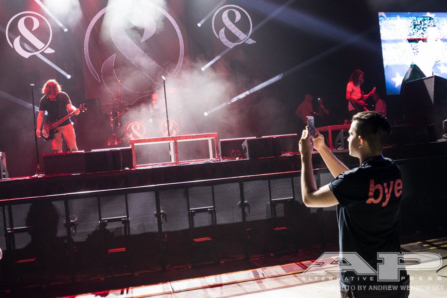 AltPress's tweet image. Here are 10 rehearsal photos to get you hyped for the #APMAs: altpress.com/features/entry…