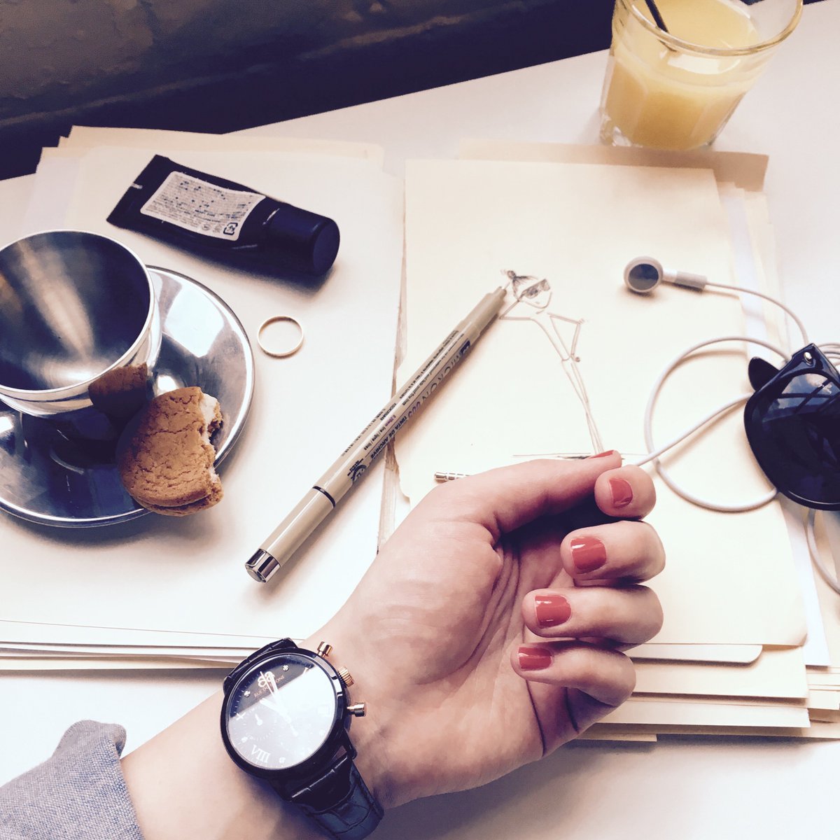 CompulsiveNails's tweet image. 🌼 It’s Monday but it’s ok! #mondaymotivation #smileandshine #rednails #manimonday