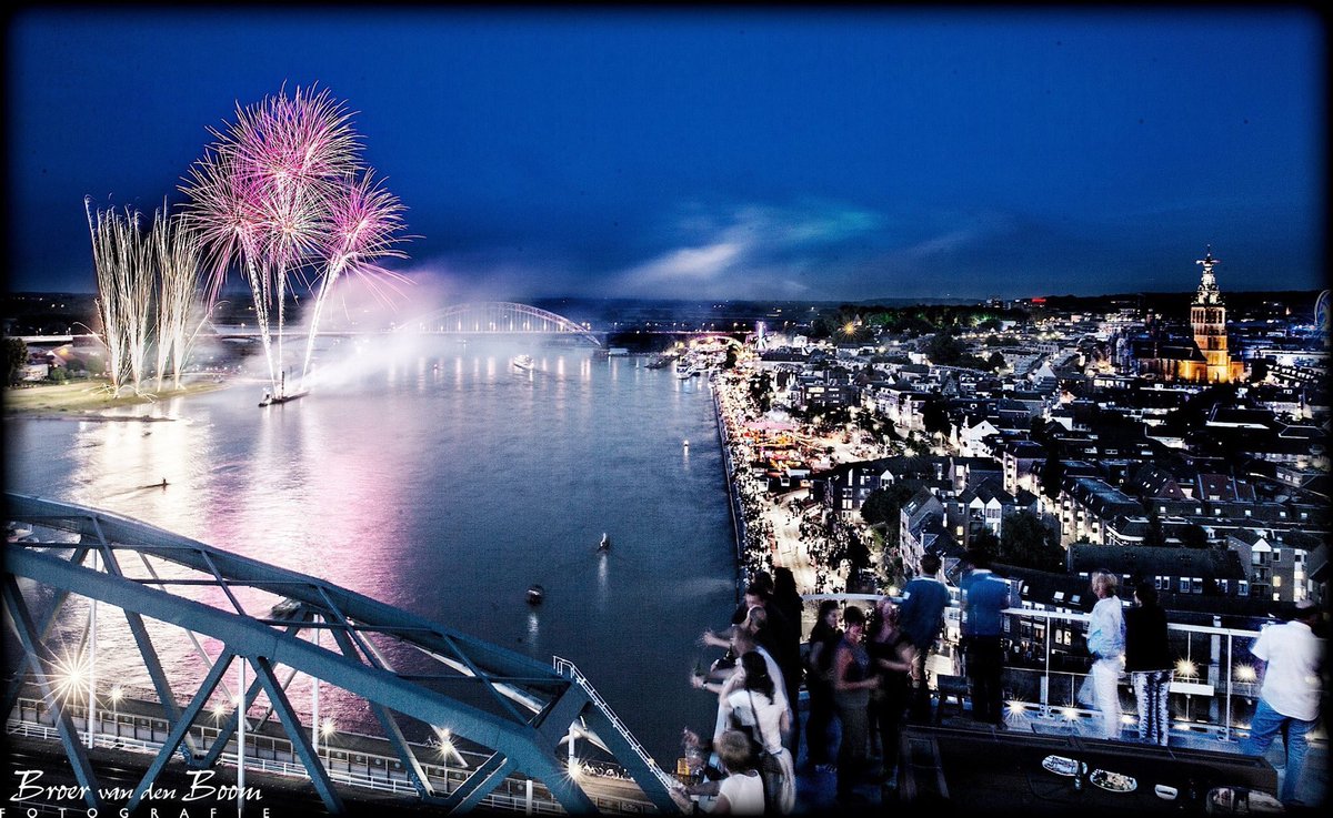 Angstaanjagend mooie foto van wereldstad Nijmegen van topfotograaf Broer van den Boom. Applaus 👏👏👏