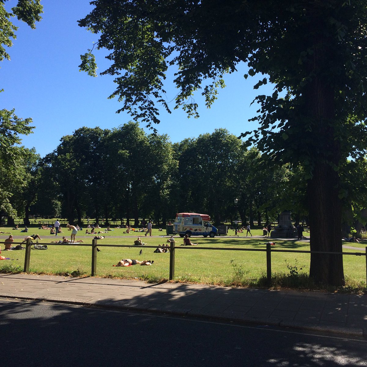 RunninHighHeels's tweet photo. #MagicMonday 👌🏻 Yoga followed by cafe lunching with the lovely @LightShell in the London sunshine 😎 #doingitright https://t.co/wRyoyp4WMo