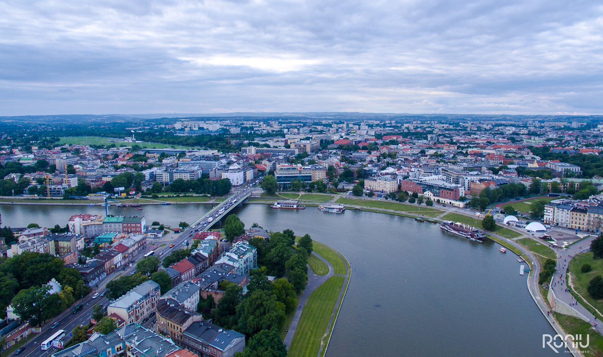 ronaldlitwa's tweet photo. @krakow_pl #krakow #drone #dji #phantom3 #roniuphotovideo #droniu #cracow #wisla #tdp #droneporn https://t.co/MZ4j5QM7pq