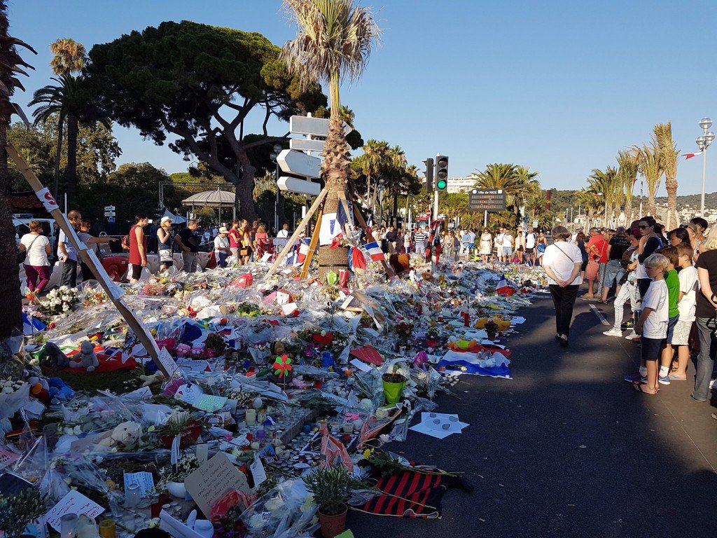 prayforthewor10's tweet image. Les fleurs, les bougies, les mots s'accumulent pour rendre hommage aux victimes #Nice06 #Nice mes pensée aux famille