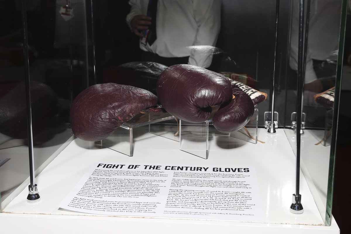 aliattheo2's tweet photo. At #AliAtTheO2, see @MuhammadAli's "Fight of the Century" gloves used on March 8 1971, against Joe Frazier. https://t.co/aE6gFmkVHk