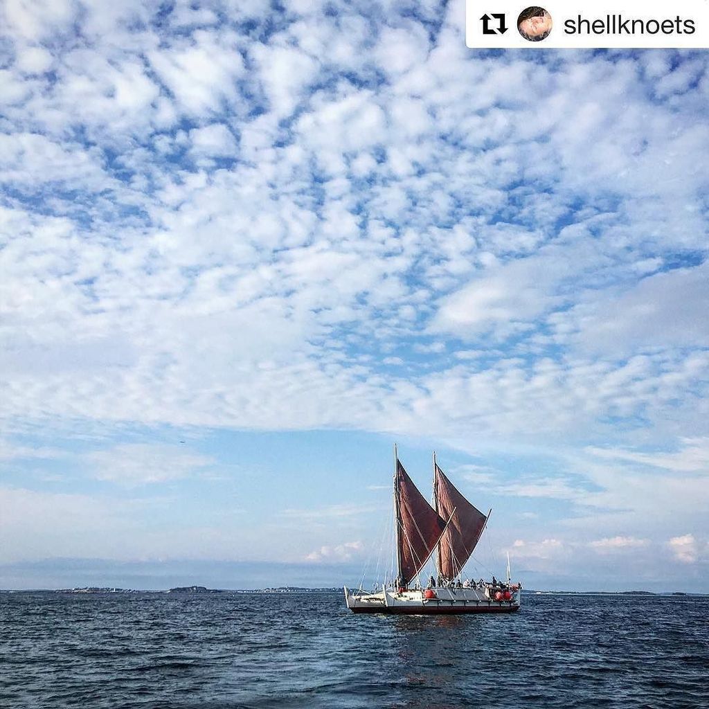 hokuleacrew's tweet image. Mahalo @shellknoets for the photo!

#Repost @shellknoets
・・・
#hokulea #sailing to #salem. … ift.tt/2aaX4iA