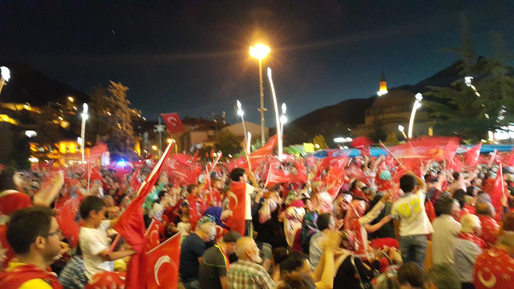 sabanceylan60's tweet photo. Yeni tezgah kurmalarına izin vermeyeceğiz.Darbecilerin son nefesi tükenene kadar, meydanları terk etmeyeceğiz. https://t.co/g9Xyyr50ou