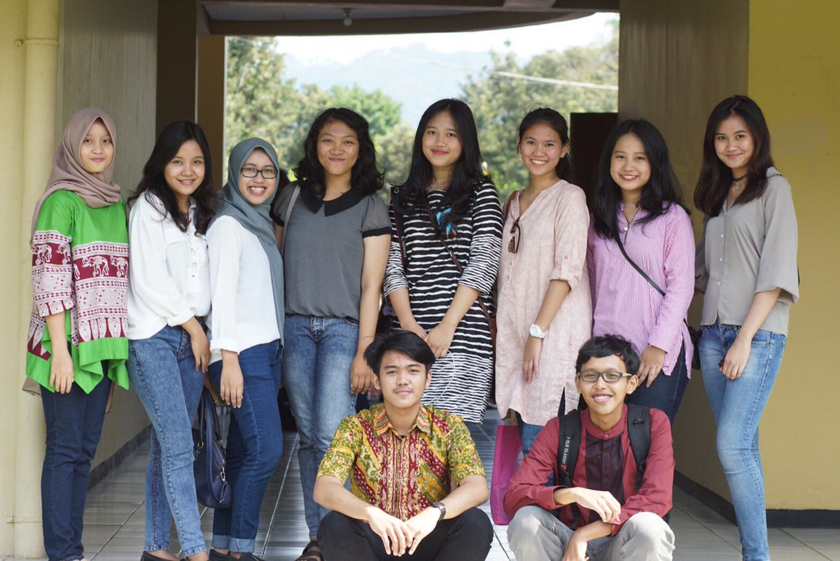 GarudaXXII's tweet photo. Beberapa anggota @GarudaXXII kembali bersua di kampus tercinta @SMATN 😍😍😍 https://t.co/vJkFSG6xRI