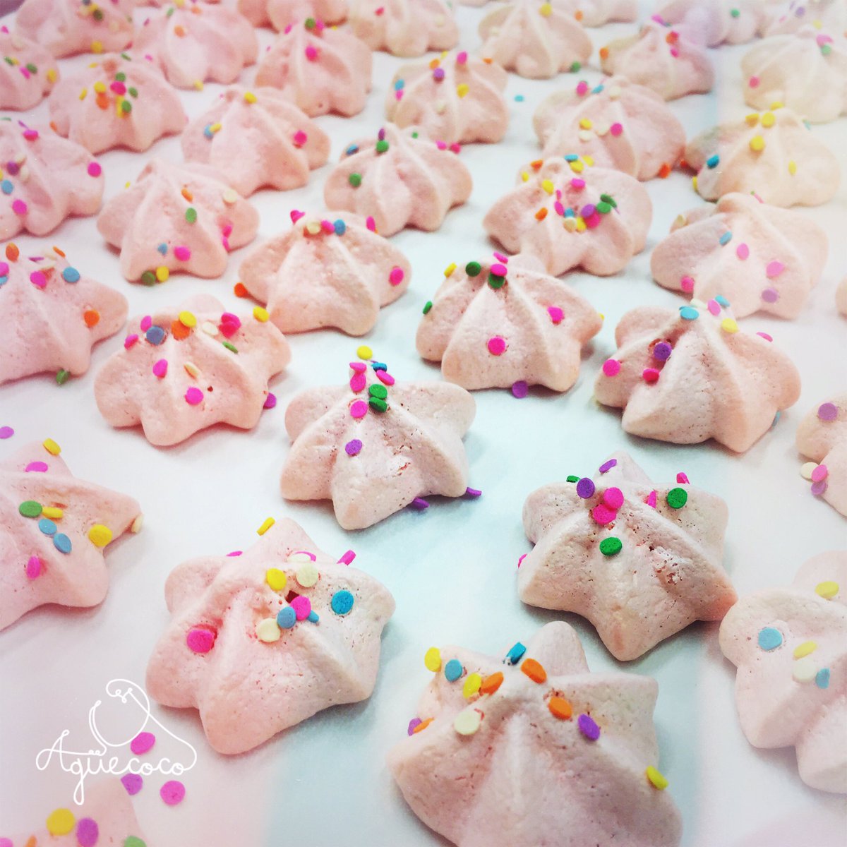 aguecoco's tweet photo. ¡Suspiriiiiiitos! #meringue #dessert #sweet https://t.co/132XyfbYIv