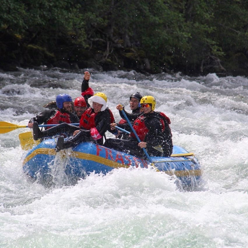 thefrasercanyon's tweet photo. These boys know how to stag!! 🌊🍻🍻🌊 #raftbc #explorecanada #rafting #travelthecanyon #explorebc by @FraserRiverRaft https://t.co/ao63O7C6SM