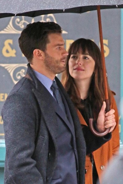 poeticbooks's tweet photo. dakota sabe muito bem como apreciar uma bela obra de arte.... https://t.co/GgJDhZ81D8