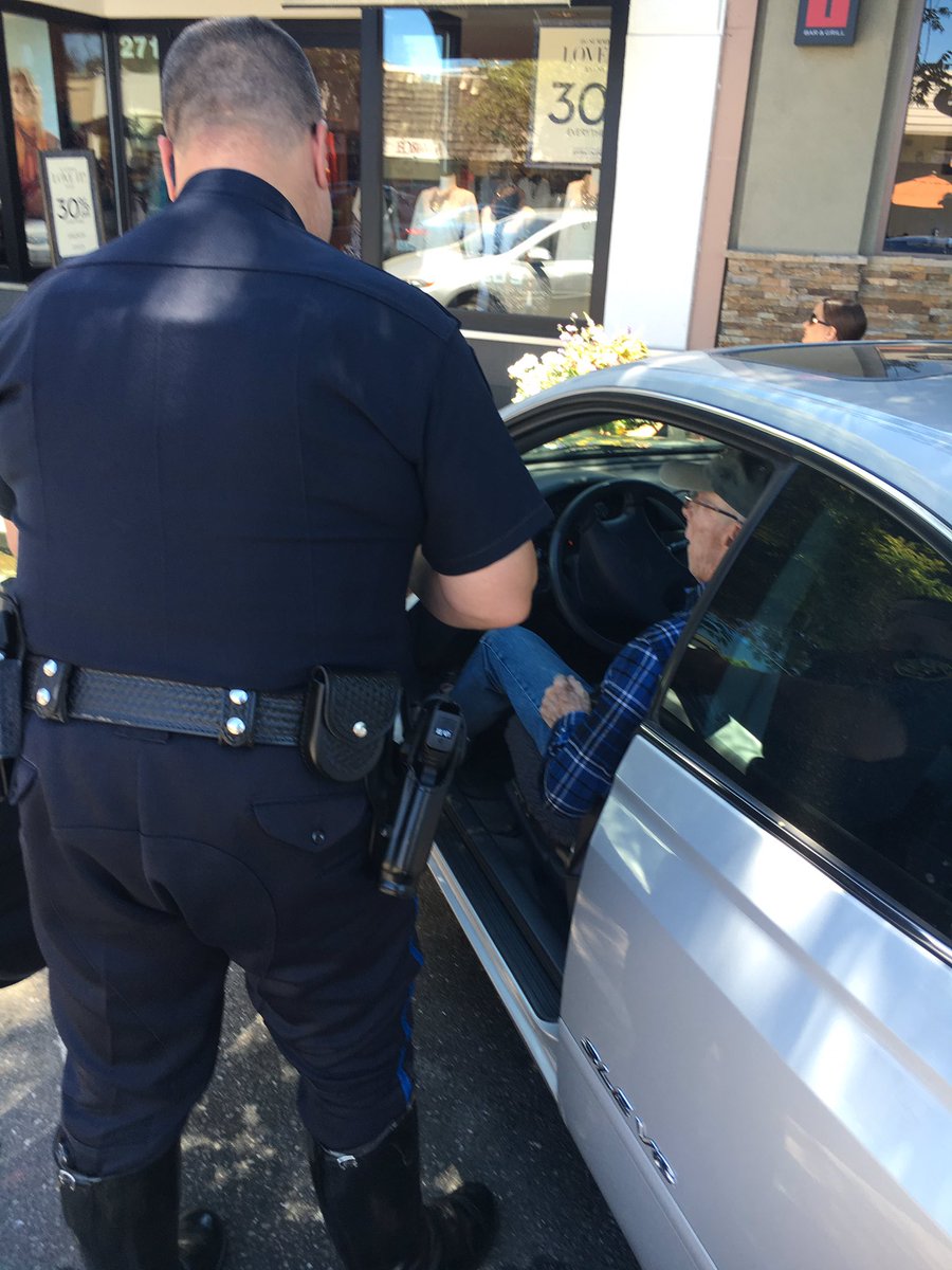 StanleyRoberts's tweet image. Guess what? @CityofLosAltos don't need no stinking signs to enforce #CVC and #MUNIcode just a @LosAltosPD cite book