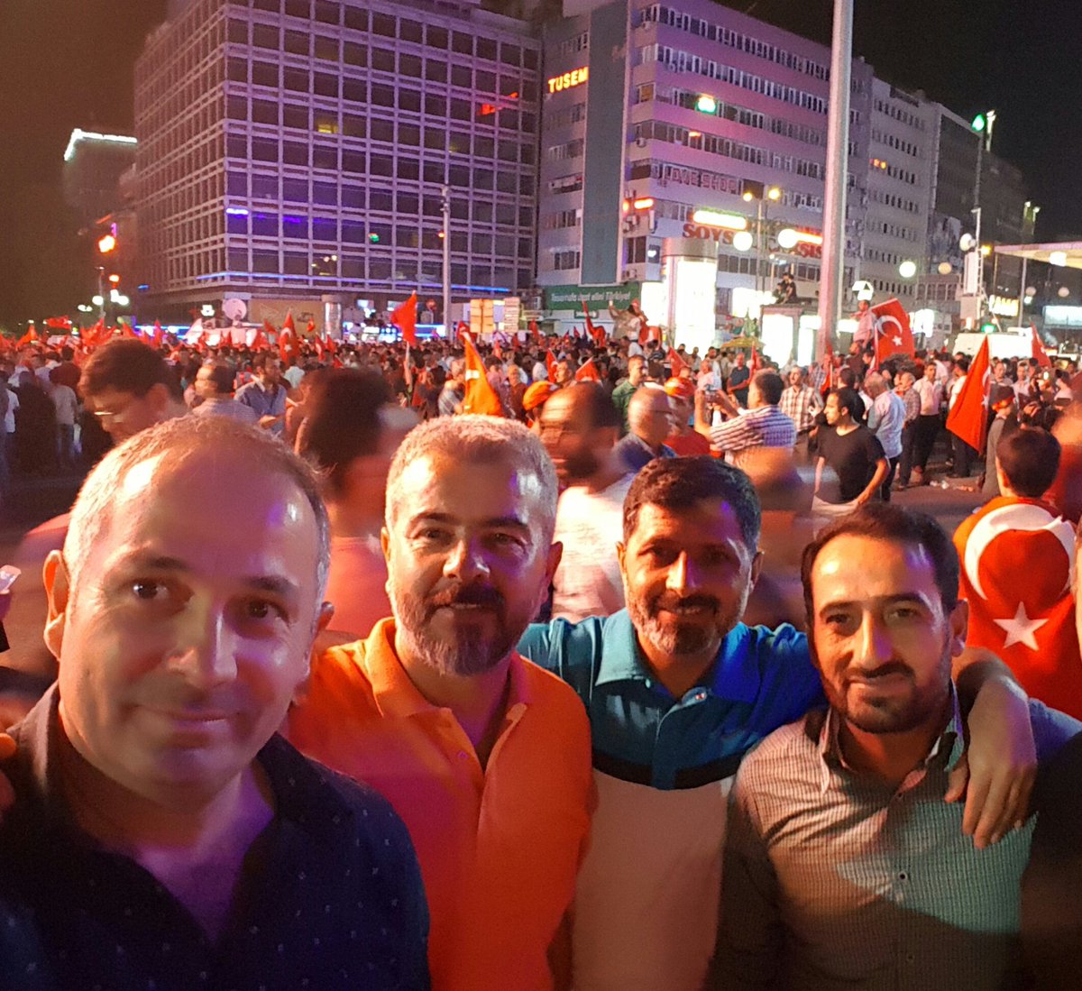 Milli irade alanlarda
 #YineMeydanlardayız