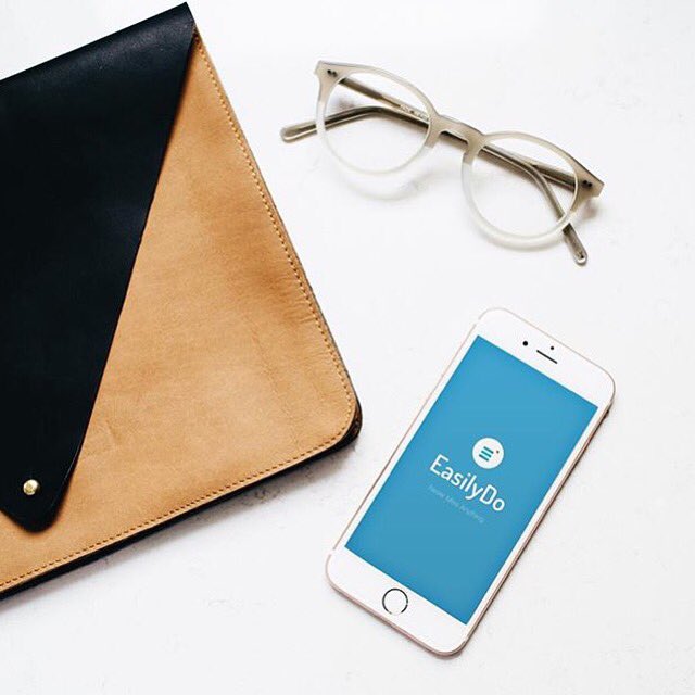 Creativebuffet1's tweet image. All hail the EasilyDo app, your new personal assistant that automatically "stalks" the LinkedIn profiles around you.