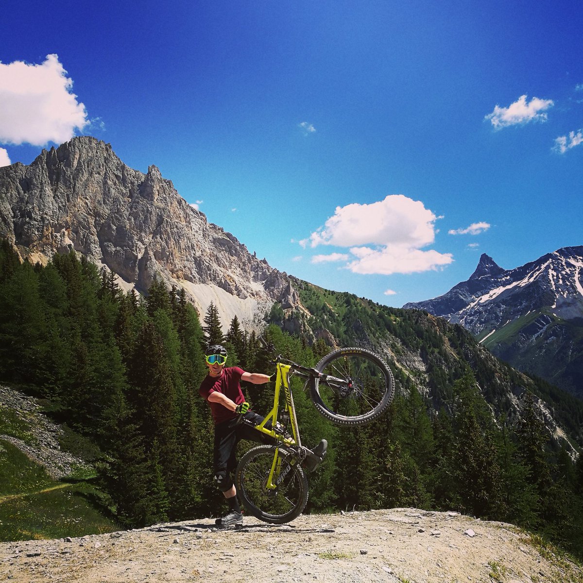 Slaying the Alps on my @Bird650b #Aeris for a couple of weeks! So much fun to ride!