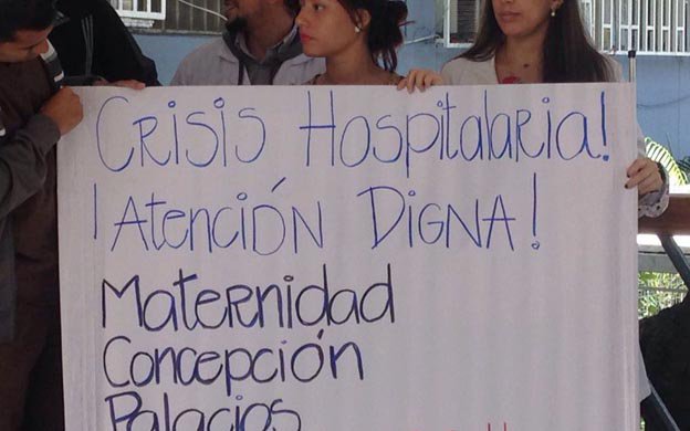 laverdadweb's tweet photo. Médicos se enfrentan a la GNB en la Maternidad Concepción Palacios https://t.co/w6OmU46O2n https://t.co/SC8JhOUAfv