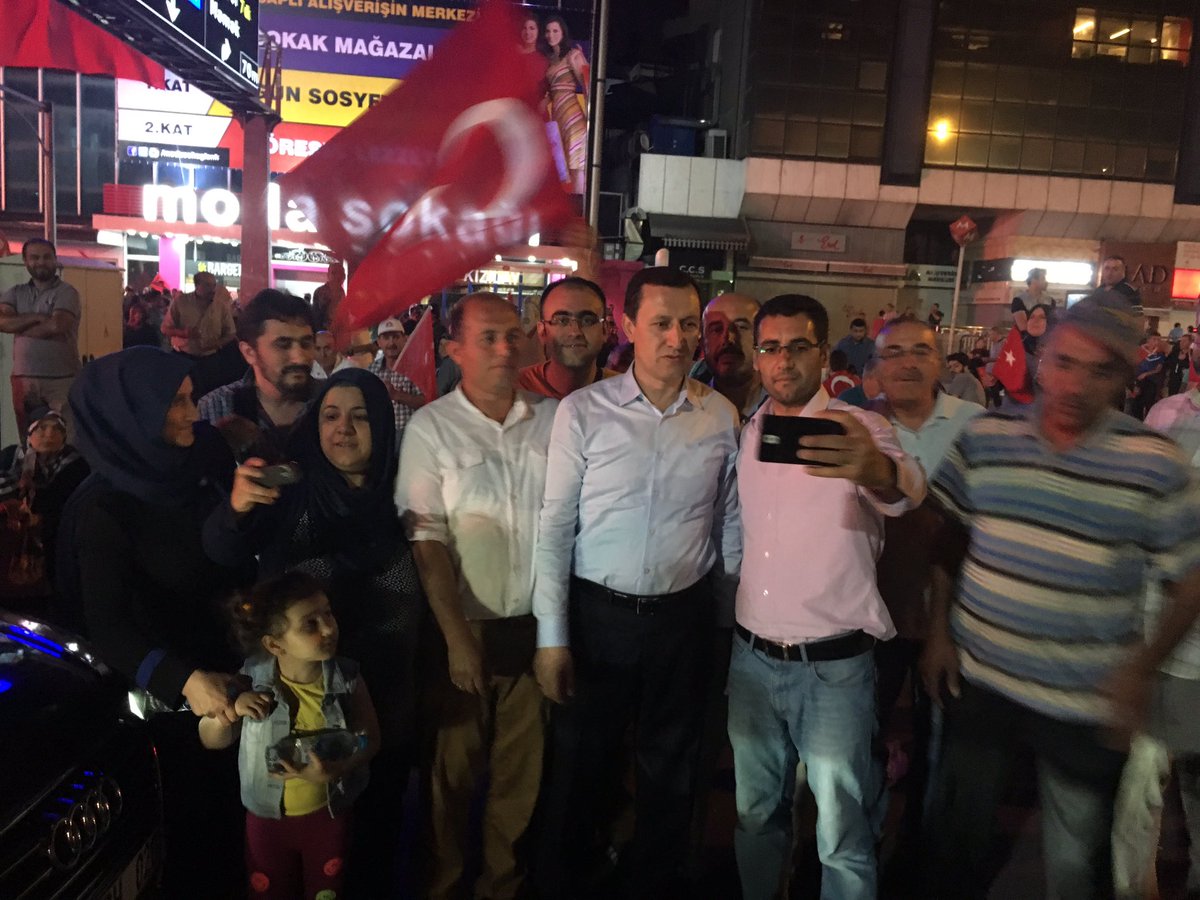 emrullahisler's tweet photo. Ankara Kızılay'da coşkulu bir şekilde demokrasi nöbetini sürdüren vatandaşlarımızla bir aradayız. https://t.co/ZqHe2k72bz