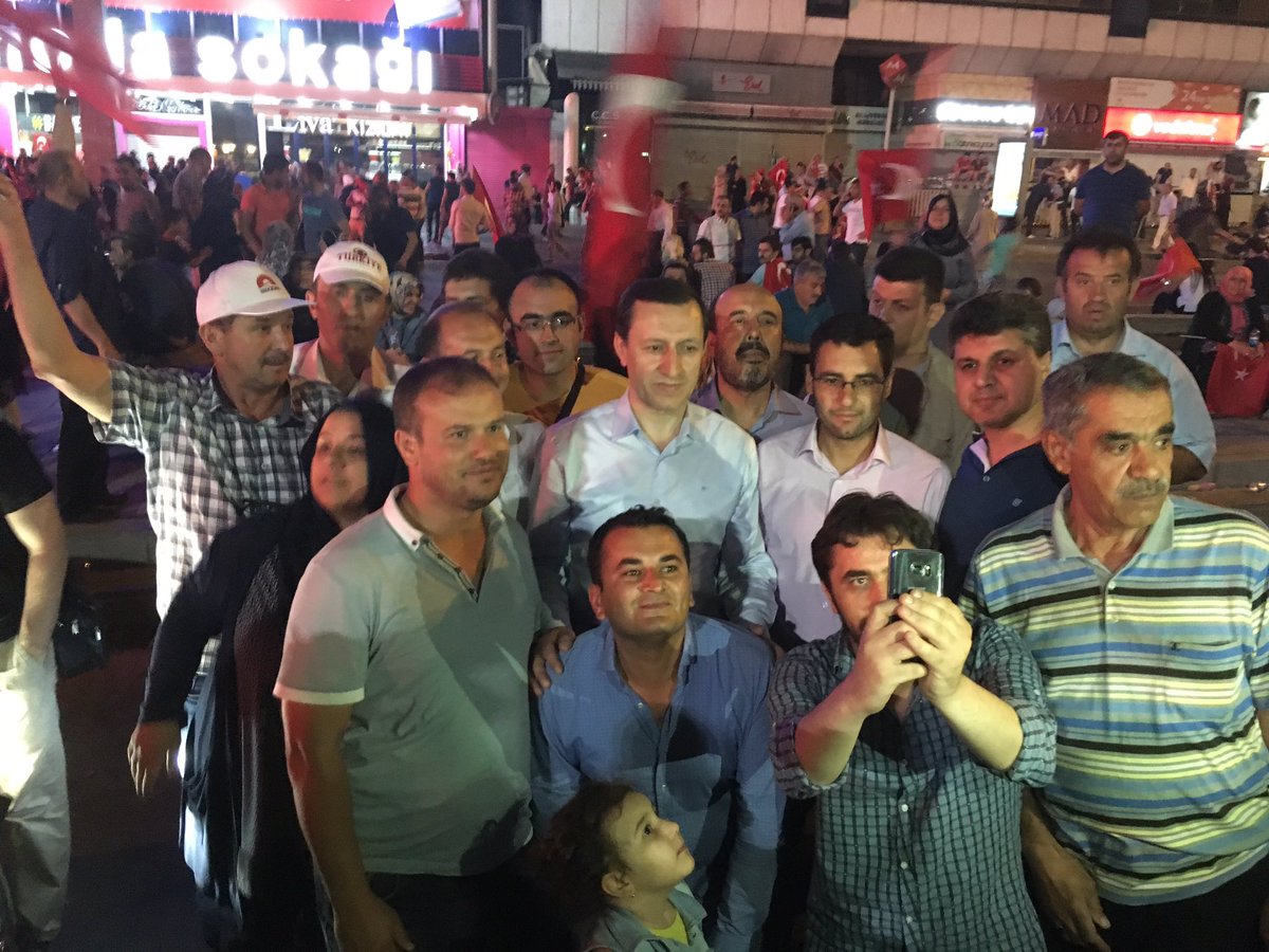 emrullahisler's tweet photo. Ankara Kızılay'da coşkulu bir şekilde demokrasi nöbetini sürdüren vatandaşlarımızla bir aradayız. https://t.co/ZqHe2k72bz