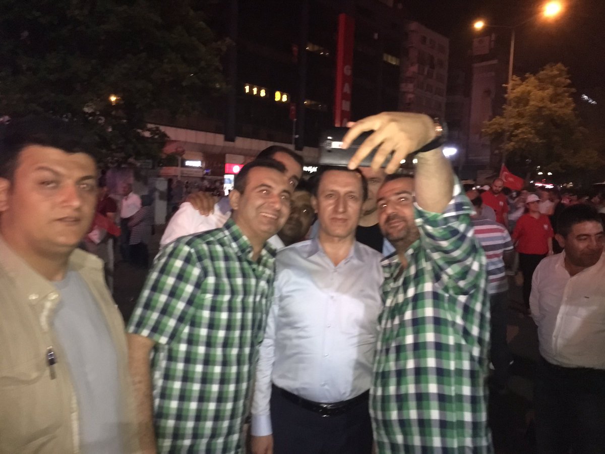 Ankara Kızılay'da coşkulu bir şekilde demokrasi nöbetini sürdüren vatandaşlarımızla bir aradayız.