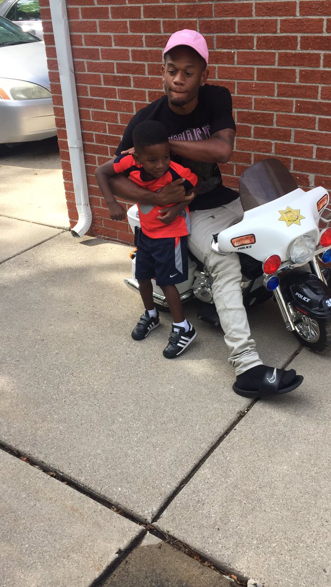 DemetriusHarmon's tweet image. here we have another police officer using unnecessary aggression on an innocent black male