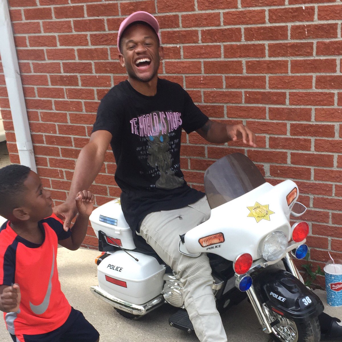 DemetriusHarmon's tweet image. here we have another police officer using unnecessary aggression on an innocent black male