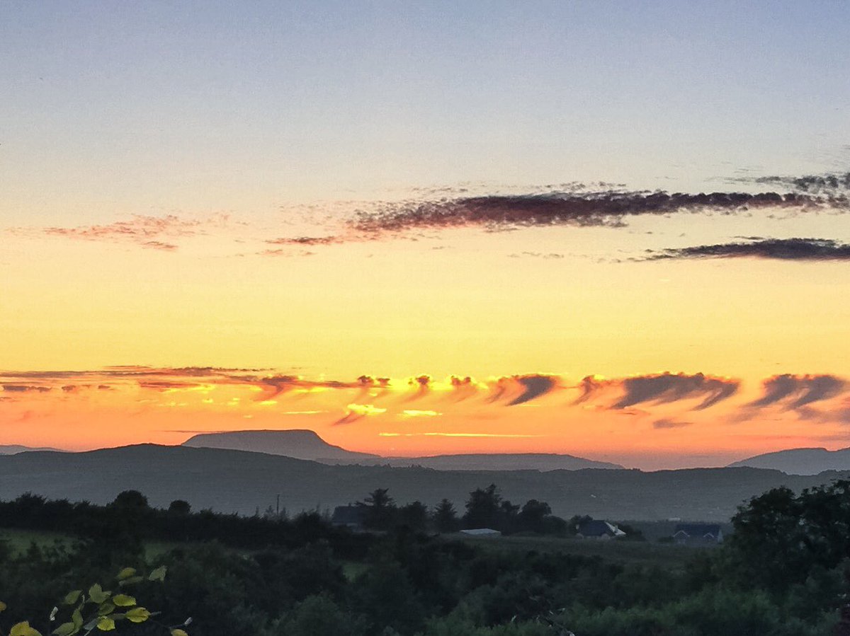 ClareMcCahill's tweet photo. @deric_hartigan Isn't this amazing? Sky over Muckish in #Donegal right now #3eweather #irishweather https://t.co/fRba5R0Phz