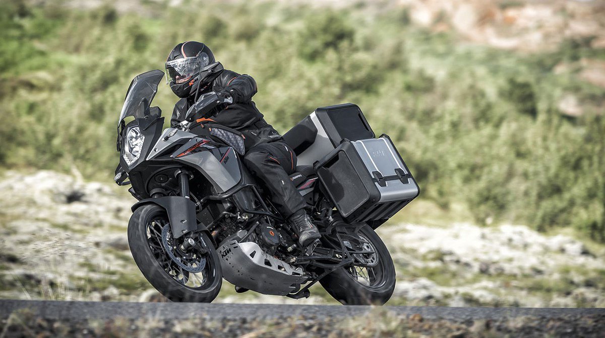 Longer service intervals mean more time on the road. #KTM's #1190Adventure only needs a checkup every 15,000 km.