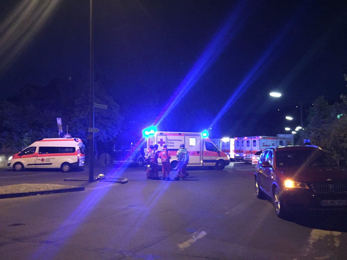 TerreurMonitor's tweet photo. Man met bijl valt mensen aan op de trein die naar #Würzburg reed: 5 tot 21 gewonden. 

https://t.co/ZF8i1JG4sJ https://t.co/x5xm4slOVg