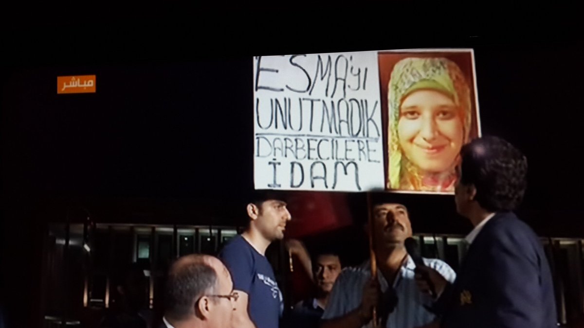  صور اسماء البلتاجى مرفوعة مع متظاهري ميدان الفاتح بتركيا 