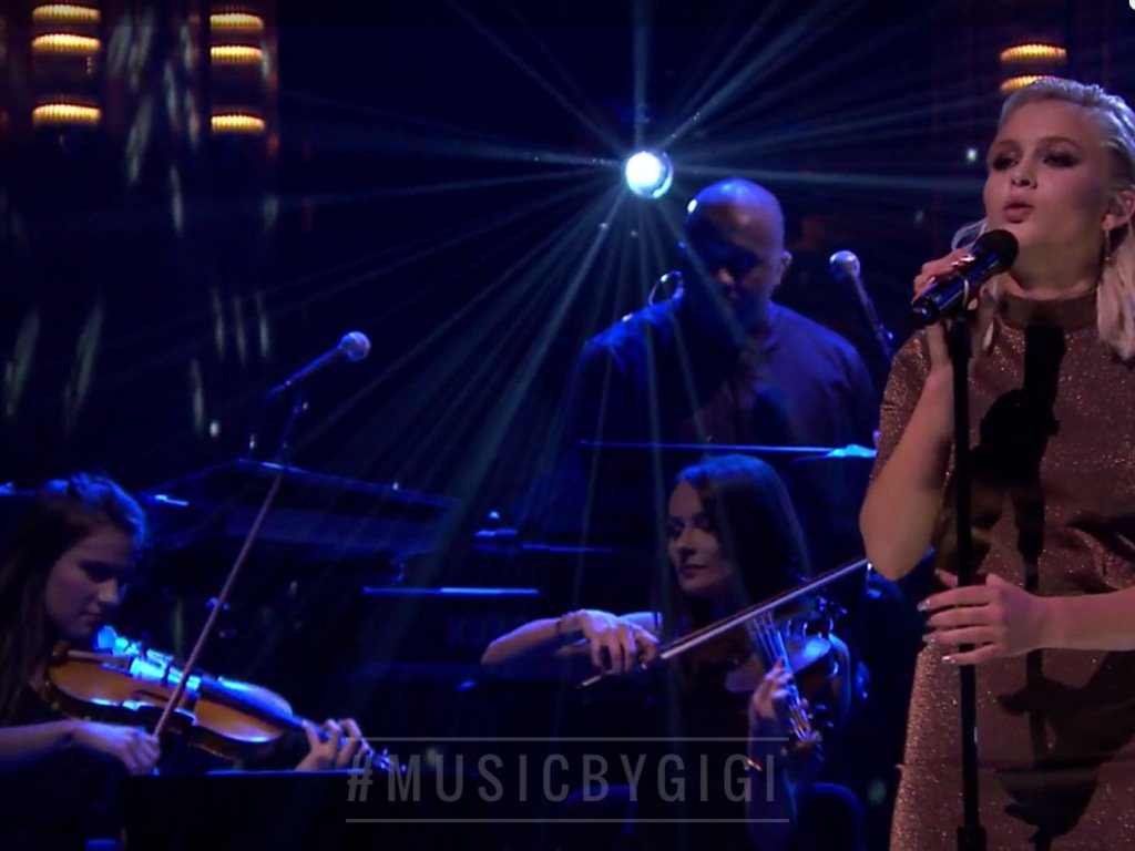 musicbygigi's tweet image. #musicbygi playing with @zaralarsson on @jimmyfallon #stringquartet #rockstrings #zaralarsson #jimmyfallon