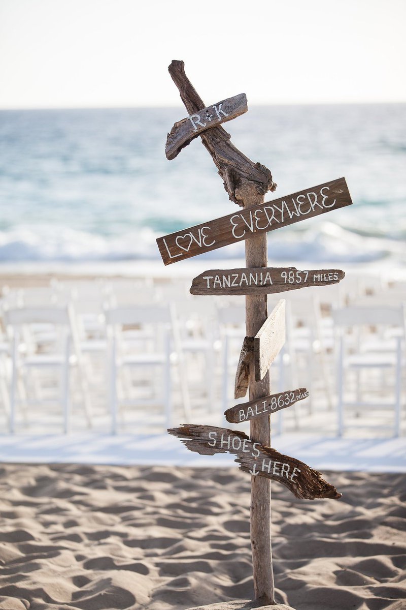 Direct your #weddingguests with this fun #sign idea we found on @overwhelmbride ow.ly/FcVy3029v1N @nancyorozco