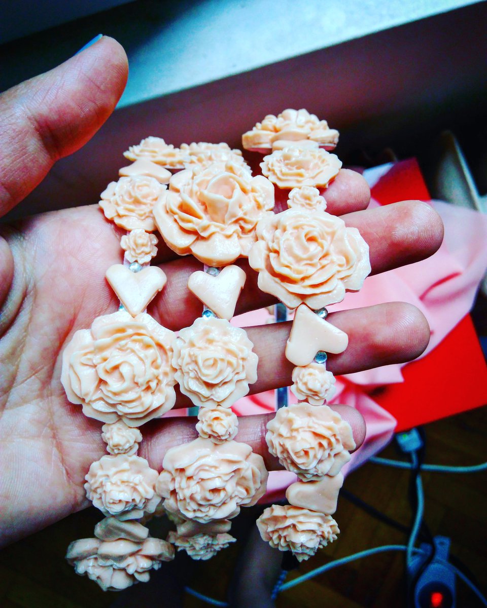 Radostina_Y's tweet photo. #braidesmaids #HandmadeHour #polymerclay #diadem #roses #loveit #jewelrystore #creator #artsjobs #artist #wedding https://t.co/JhA5PXvzLZ
