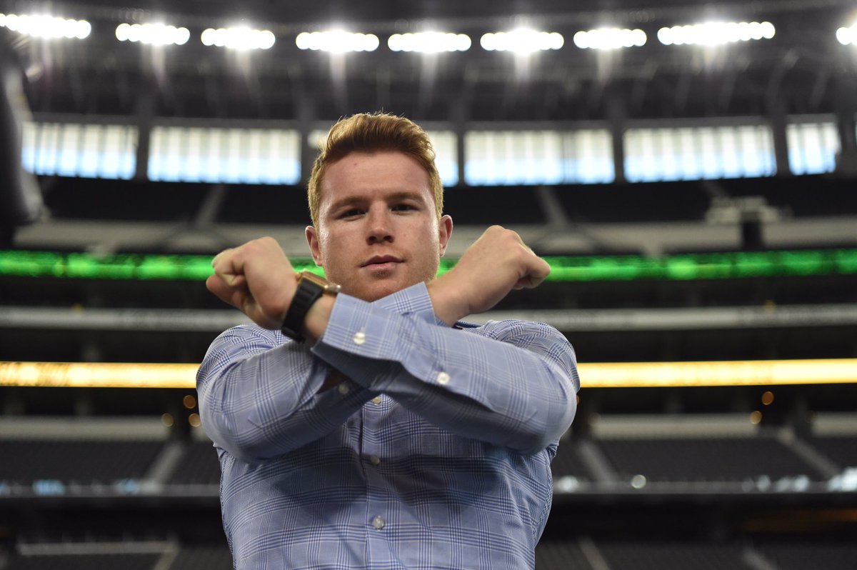 dallascowboys's tweet photo. Hey @DezBryant, @Canelo sees you... https://t.co/fQSI3l38NK