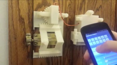 3D printed home security: A motorised latchbolt that works over Bluetooth - htxt.africa htxt.co.za/2016/07/13/3d-…