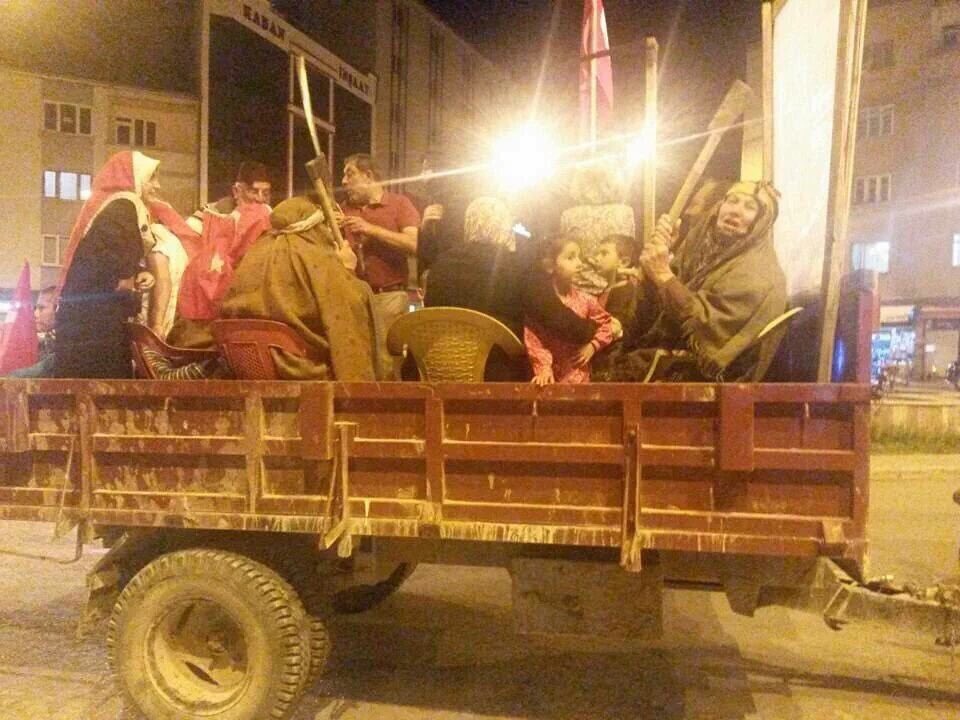 ihsanhocaresmi's tweet photo. Destan şarkıcıyla, türkücüyle değil, zor zamanlarda meydan yerine çıkan namsız, nişansız analarla,bacılarla yazılır. https://t.co/pFVgvD1qFc