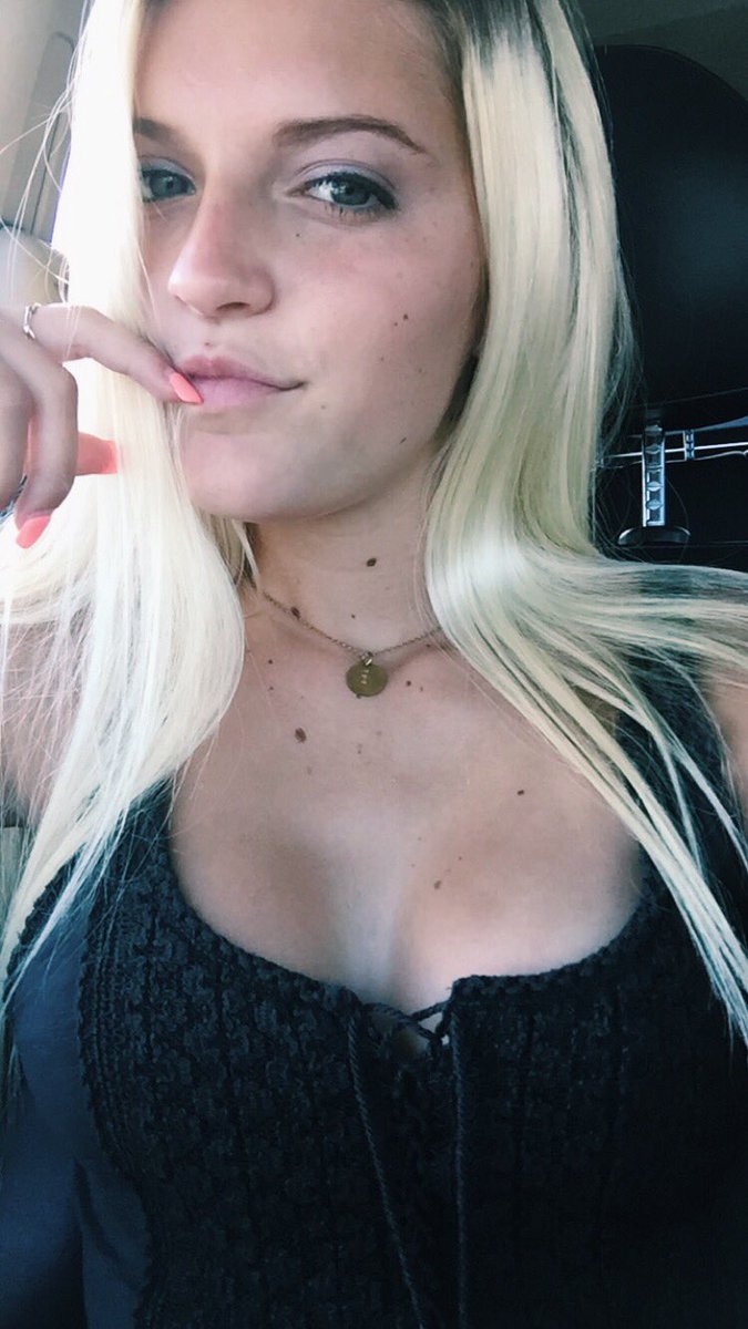 britneeymooree's tweet photo. 12:17..Can't sleep so here's some selfies😇 https://t.co/P1cPIMdkkA