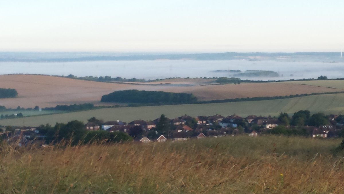 liosmor1's tweet photo. @DunstableDwnsNT #downsphoto
Another couple of photos taken of the mist from the Downs yesterday morning https://t.co/mSzvBxhbVT