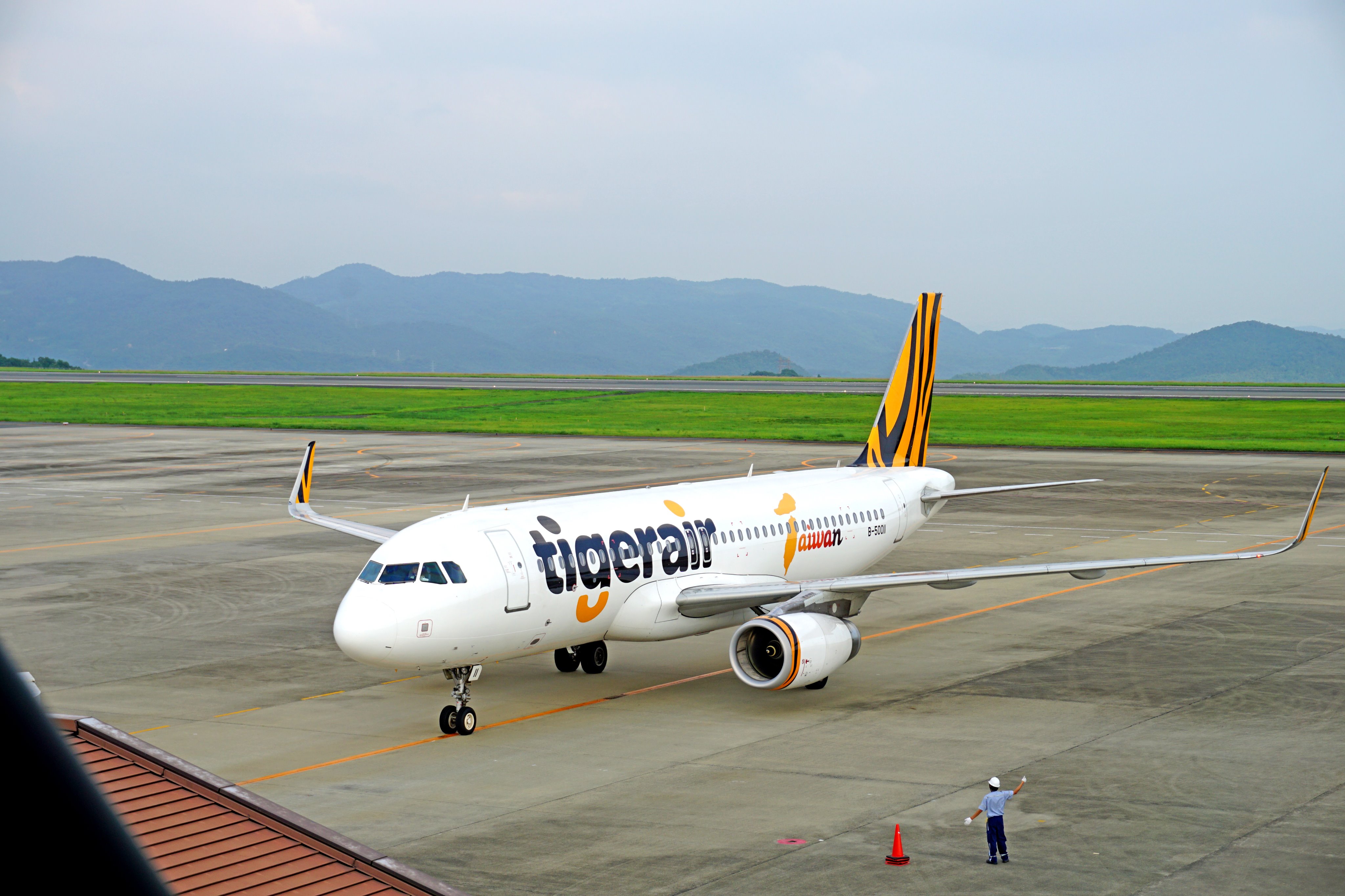 岡山桃太郎空港 公式 Twitterren 7 14 就航の岡山 台北線の飛行機の特徴はなんといっても尾翼の模様 虎柄 ですね T Co Zdeggmdlqi Twitter