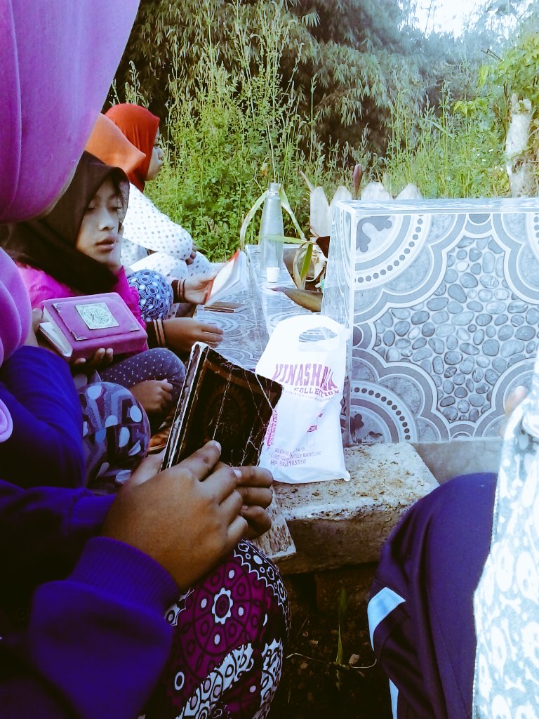 enirustini15's tweet photo. Semoga selalu tenabg di alam sana ditempatkan di sisi_Nya aamiin #myguru https://t.co/gva92l5Jds
