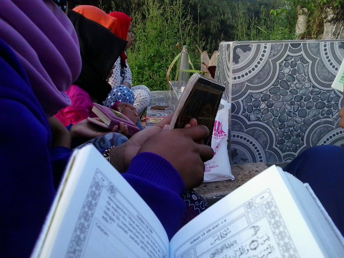enirustini15's tweet photo. Semoga selalu tenabg di alam sana ditempatkan di sisi_Nya aamiin #myguru https://t.co/gva92l5Jds
