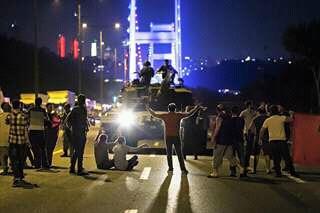 IrayIrawan's tweet photo. Aksi Heroik Rakyat Turki Lawan Kudeta https://t.co/msnP37T0He