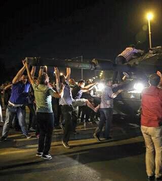 IrayIrawan's tweet photo. Aksi Heroik Rakyat Turki Lawan Kudeta https://t.co/fBZjwhg2GR