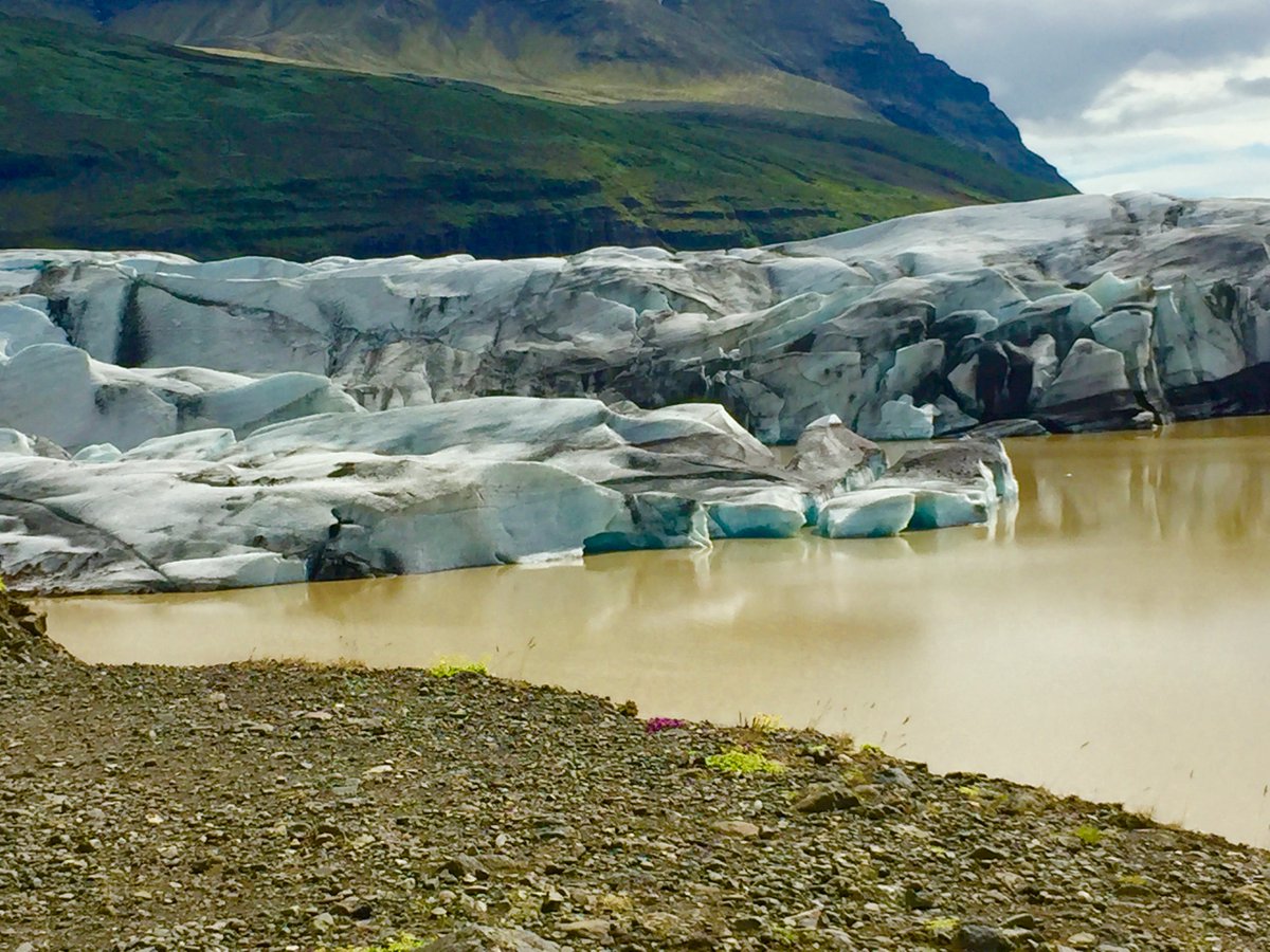 Journeywoman's tweet photo. This is #Iceland, people! Beautiful, Powerful, and Raw. Definitely an #insightmoment. https://t.co/pY7dW4cILU