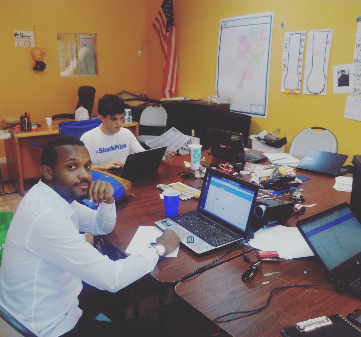 TchounguiFred's tweet photo. #FLfellows #Hillary2016 au bureau de campagne des democrates. Miami Office https://t.co/aeC7icIPu5
