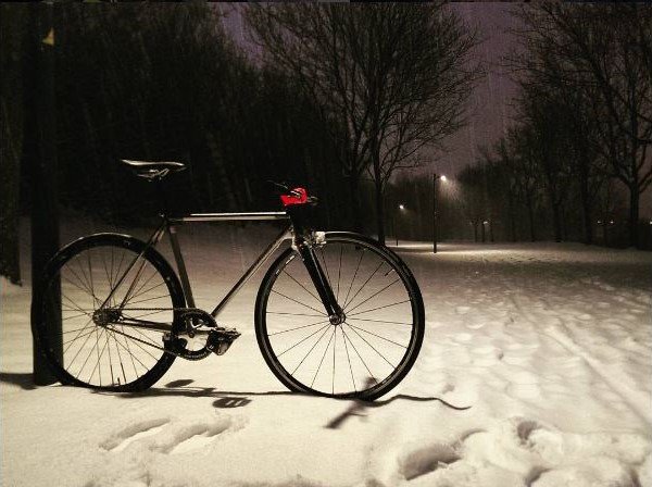 Passense_Fixed's tweet photo. Cycling night. #passense #fixie #fixedgear #trackbike https://t.co/2Zx9M526rp