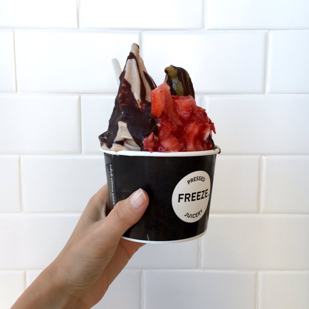 selvahwellness's tweet photo. @PressedJuicery #dairyfree freeze on a hot day = a nutritionist's dream😍🍦 https://t.co/B8krxPgI86