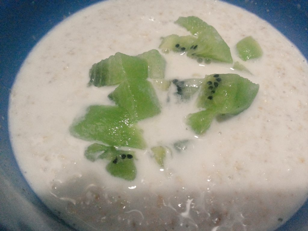 anisFarim's tweet photo. Good  morning... Today breakfast - oat + milk + kiwi. Now otw to my university... ~~~ :) https://t.co/xWhOK5Tpwu