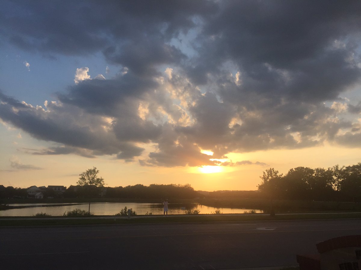 NotWillFerre11's tweet photo. #Sunset over the lake @WesthavenSLC, #franklintn. It's in West Franklin, so it's closer to the sun. Almost not fair. https://t.co/q3wLuQTDMd